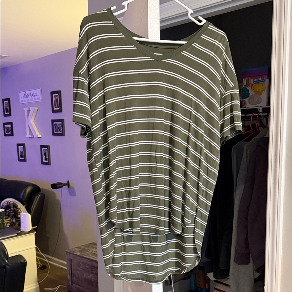 Women’s M Time and Tru Casual Olive Striped Women's Tee